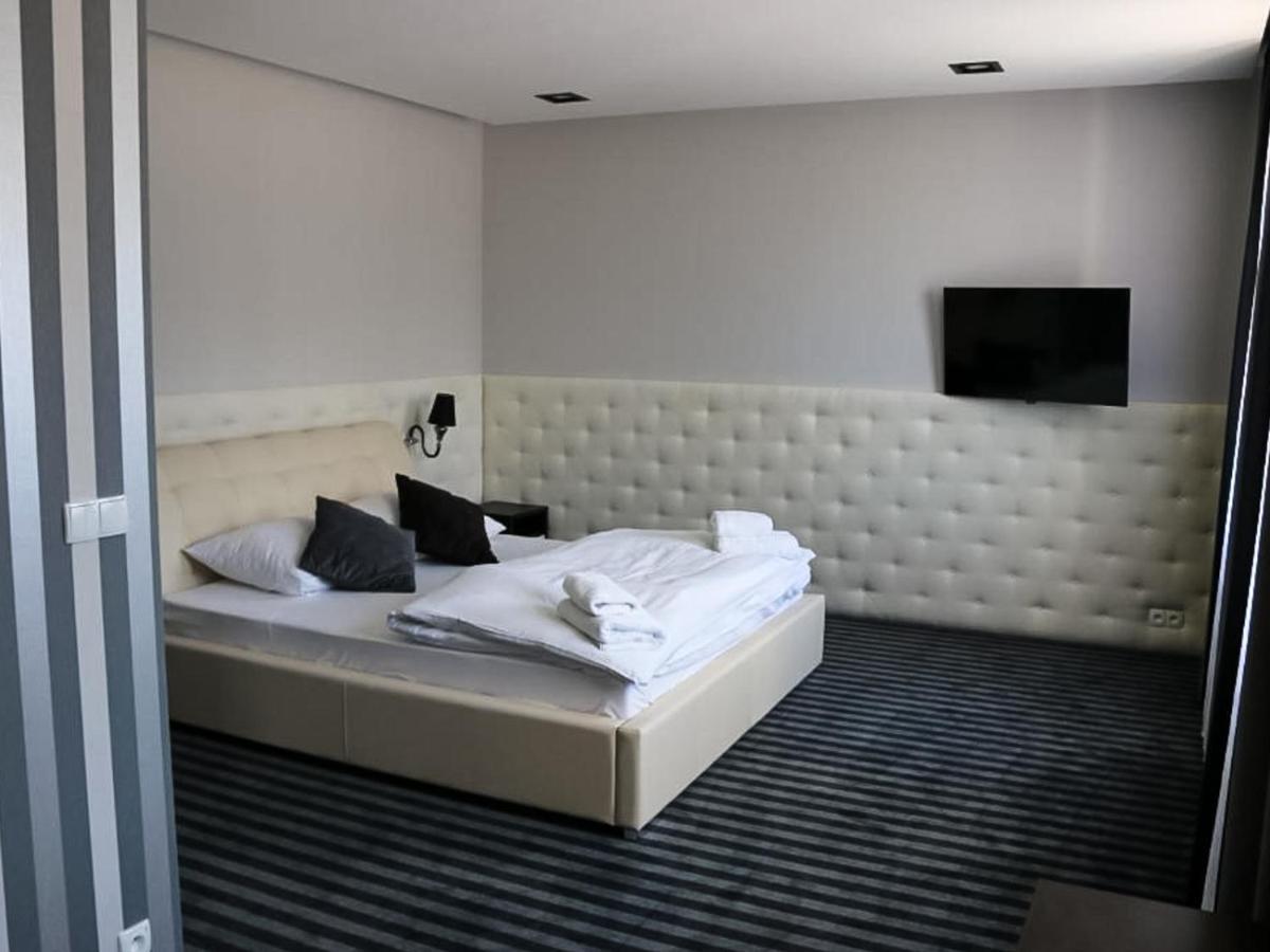 Bialy Dwor Bed & Breakfast Rychwal Luaran gambar